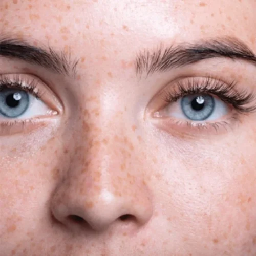 Confianza en tu mirada, autoimagen y rutina de cuidado frente al espejo