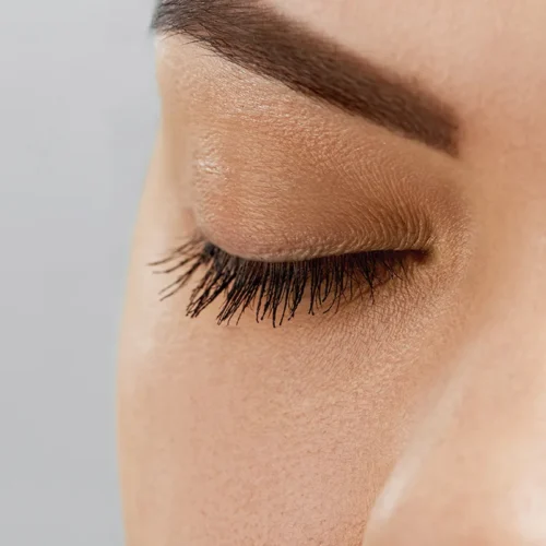 rutina diaria para cuidar pestañas débiles y cejas frágiles